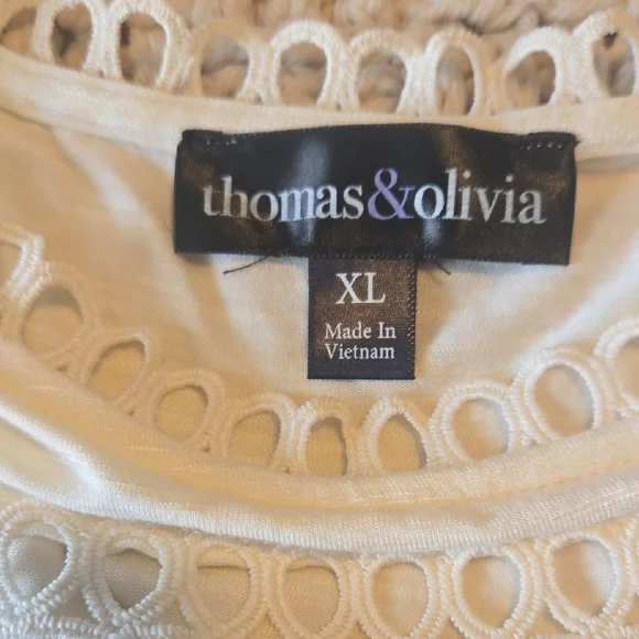 Elegant Women's Blouse with Lace Detail in Cream - Picture 3 of 7